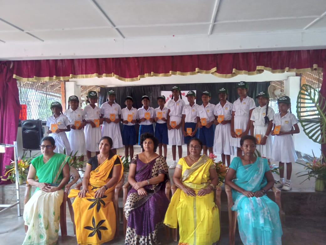 පරිසර නියමු නිල ලාංඡන පැලැඳ  වීම .